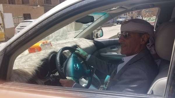 طالب يمني يهدي معلما في صنعاء هدية ثمينة قيمتها 20 مليون ريال بسبب موقف حدث قبل 30 عاما