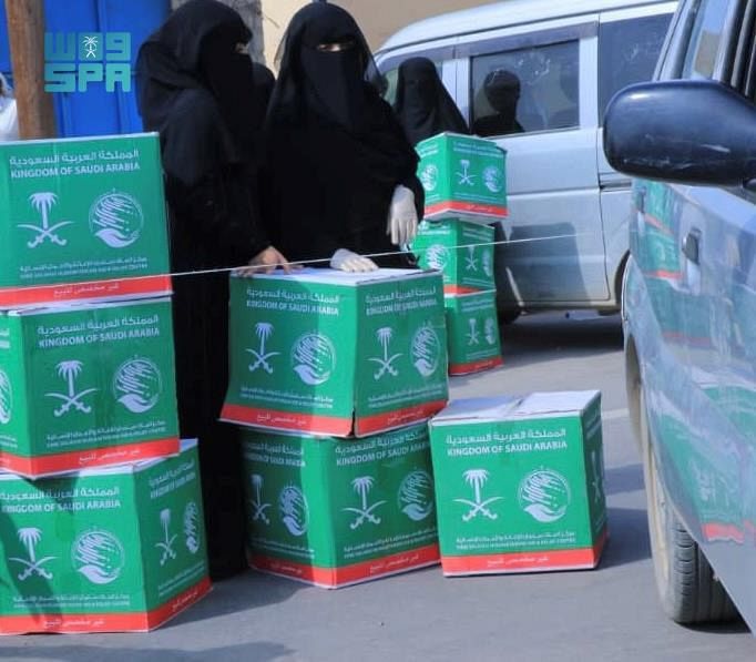 مركز سعودي يوزع مواداً غذائية في أبين ويدشن مخيما طبياً في حضرموت