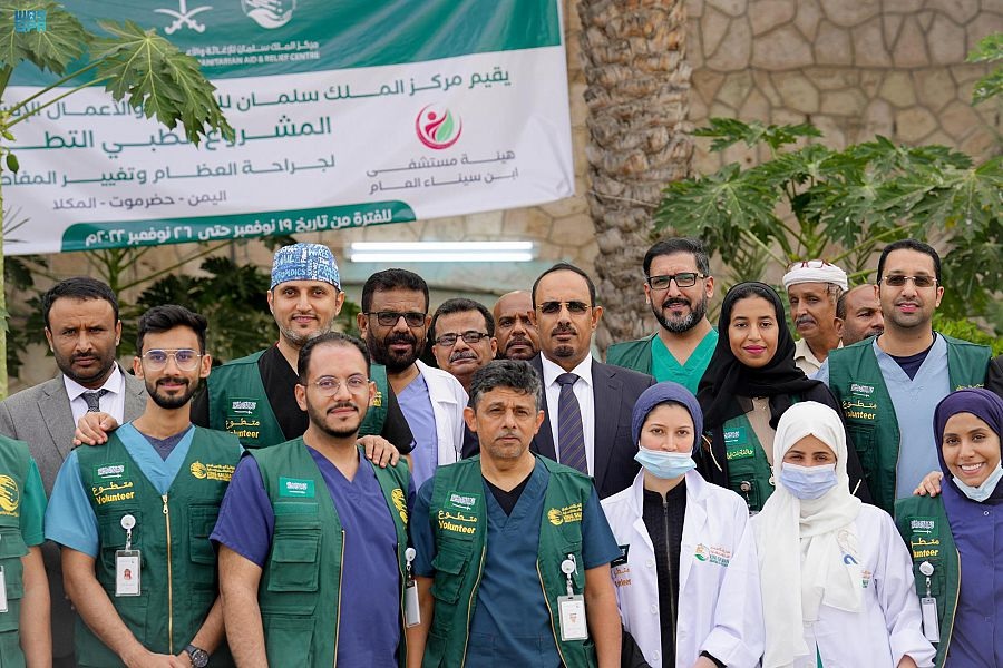 مركز سعودي يوزع مساعدات في تعز ويواصل برنامجا تطوعيا للجراحة في حضرموت