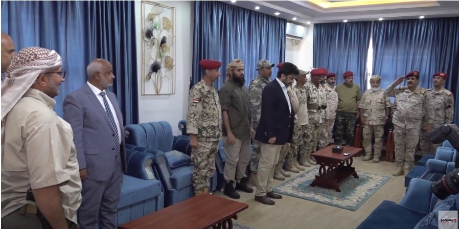 شاهد...اجتماع عسكري رفيع ضم وزير الدفاع والاركان وقيادة في التحالف يرأسها العميد طارق صالح  