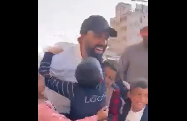 لحظات مؤثرة.. كويتي يزور 10 أيتام كفلهم منذ عدة أعوام - (فيديو)