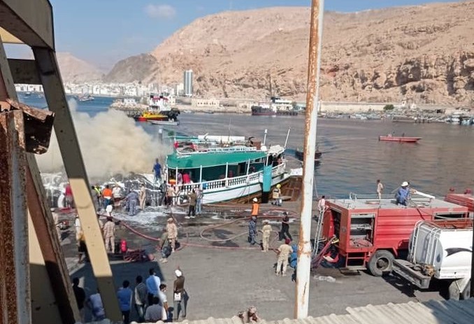 احتراق مركب لنقل البضائع في ميناء المكلا..  ولا خسائر - (فيديو)