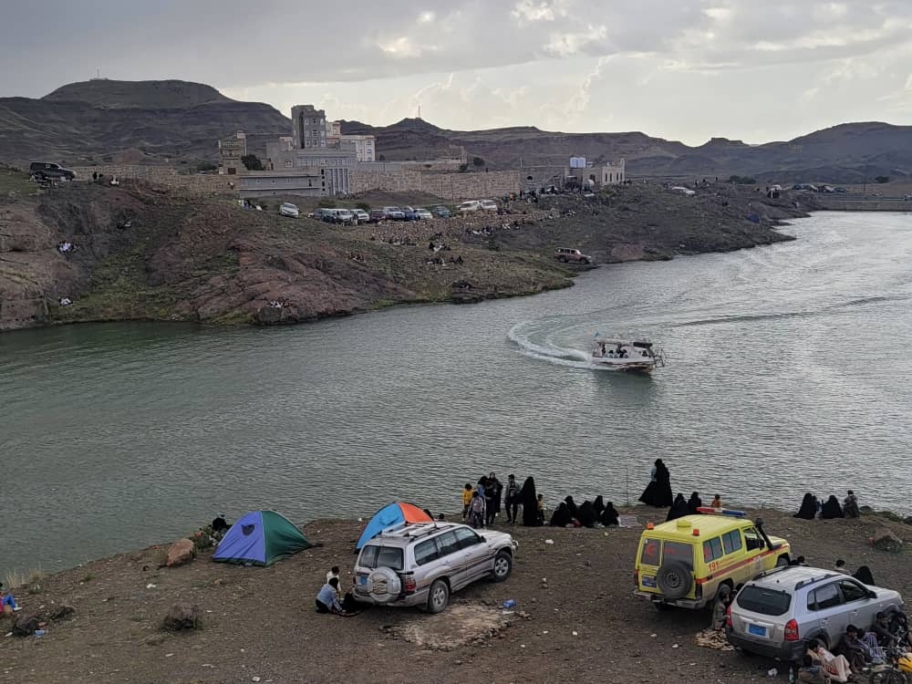انتشال جثة شاب غرق في احد السدود بصنعاء - (صورة) 