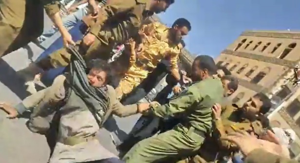 شاهد بالفيديو.. عناصر من ميليشيا ايران تقوم بسحل سائق دراجة نارية في صنعاء