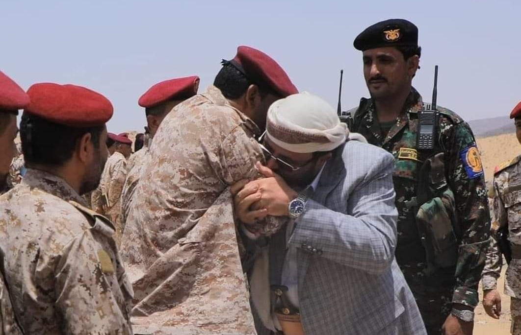 اللواء العرادة يسجل موقفاً انسانياً ويقبل ما تبقى من يد ضابط بترت أثناء مواجهات مع ميليشيا ايران - (فيديو)