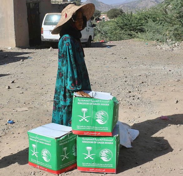 مركز سعودي يوزع أكثر من 64 طنًا من السلال الغذائية في إحدى مديريات تعز