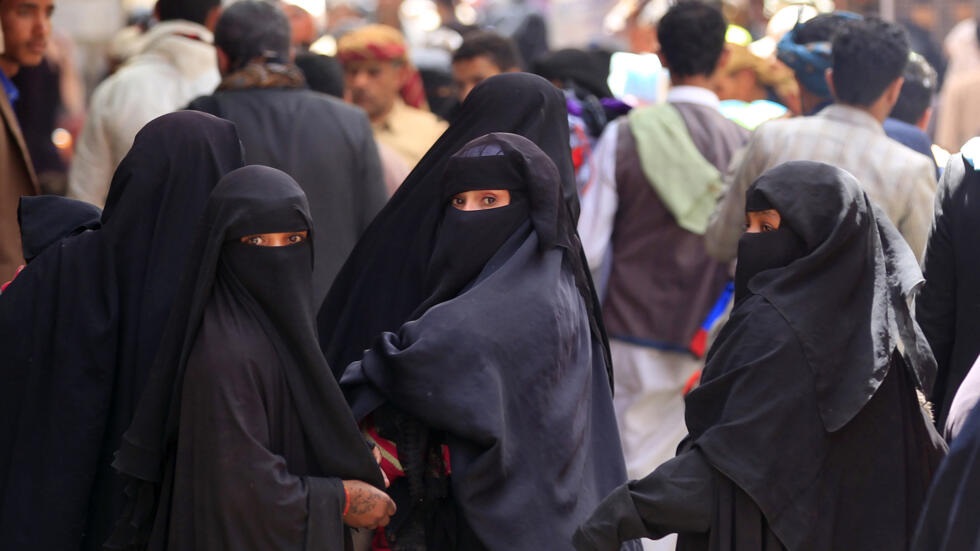 مركز حقوقي يوثق اكثر من 5 آلاف انتهاك بحق المرأة في اليمن حتى نهاية 2022 ارتكبت غالبيتها ميليشيا ايران