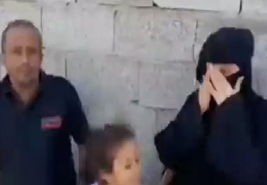 مواطن من الحديدة يشكو نهب منزله من قبل مشرف حوثي: الله والنبي ياعبدالملك على اصحابك - (فيديو)