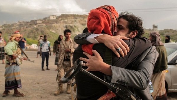 القوات الحكومية وميليشيا الحوثي يتبادلان الاسرى في تعز