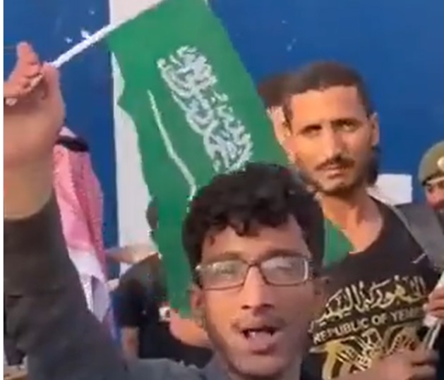 شاهد بالفيديو.. يمني يرد الجميل لـ السعودية بعد اجلائه من السودان