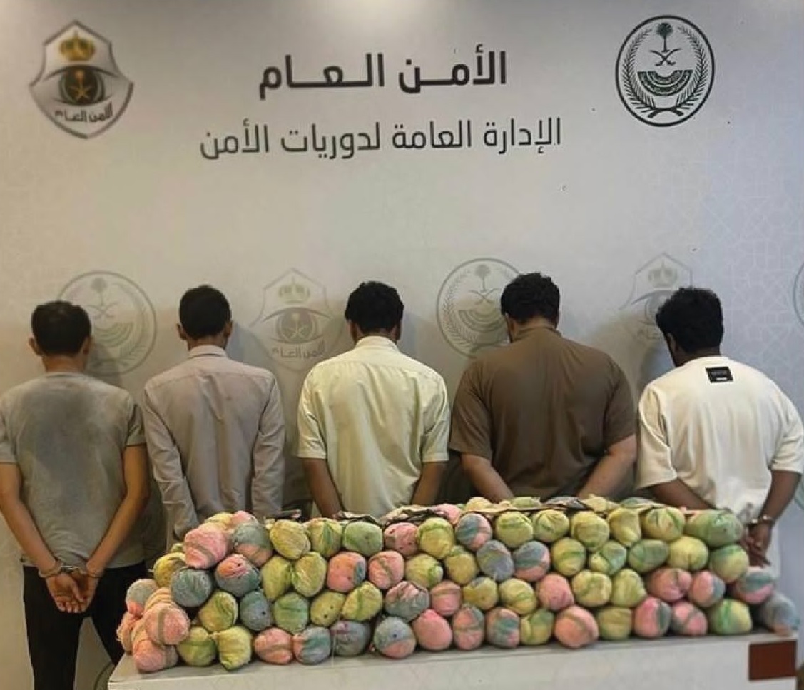أمن السعودية يلقي القبض على 4 يمنيين ومواطن لترويجهم "القات"