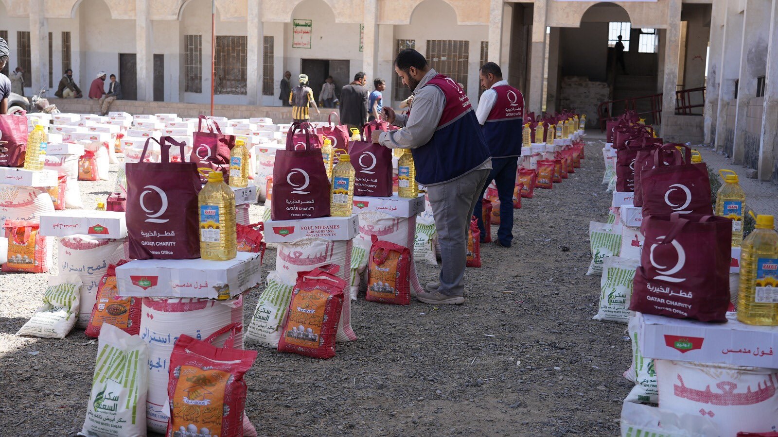 مؤسسة قطرية توزع مساعدات إغاثية في محافظة خاضعة لسيطرة الحوثيين