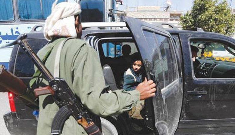 مسافرون يشكون قيام نقاط تفتيش الحوثيين بإجبارهم على تمزيق العملات الاجنبية