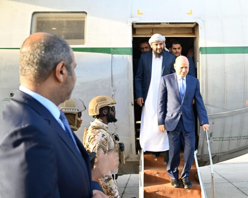 رئيس مجلس القيادة الرئاسي يعود إلى عدن قادما من السعودية