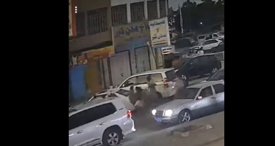 بالفيديو.. مقتل جندي من الحزام الأمني على يد زملائه في عدن