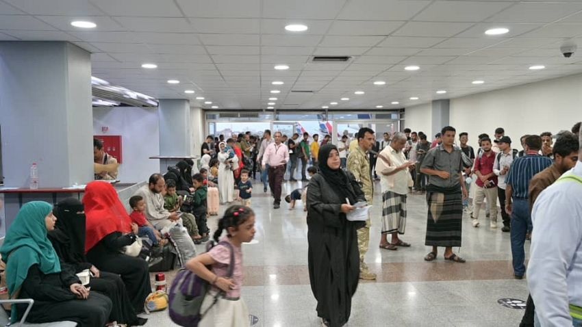 الدفعة الرابعة من اليمنيين العالقين في السودان تصل الى مطار عدن