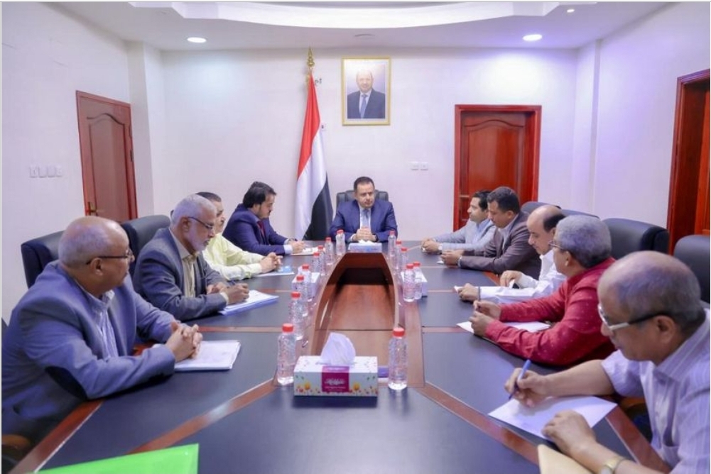رئيس الوزراء يلوح بعقد اتفاقية تنفيذ مشروع محطة الطاقة الشمسية في عدن بقدرة 120 ميجا