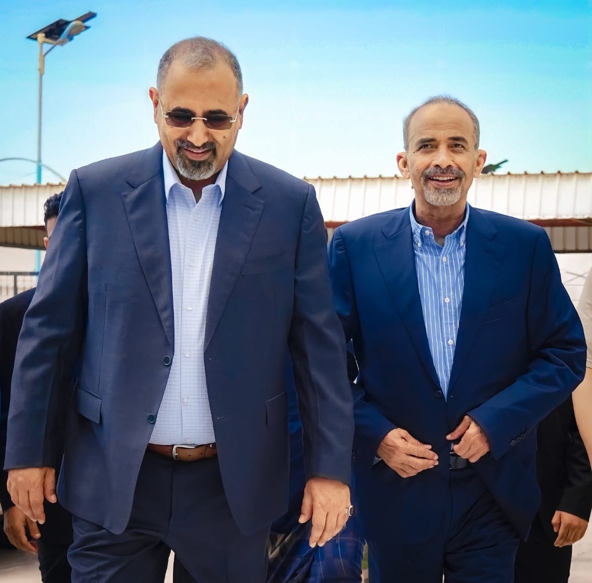 بعد اطلاق سراحه.. اللواء الصبيحي يخلع بزته العسكرية ويرتدي بدلة رسمية في ضيافة الزبيدي - (صور)