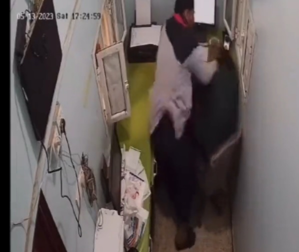 شاهد بالفيديو.. قيادي في ميليشيا صعدة يعتدي على موظفين باحد المستشفيات