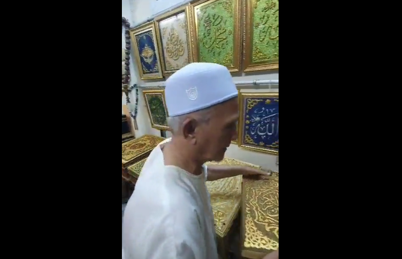 مسن يمني يعيش في تايلاند يكتب 13 نسخة من القرآن الكريم بخط يده - (فيديو)