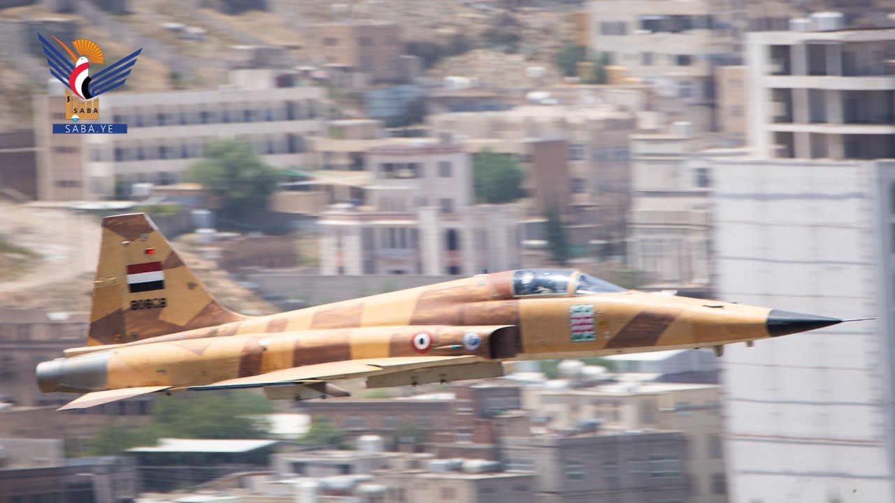 مقاتلات حربية تحلق في سماء صنعاء بكثافة