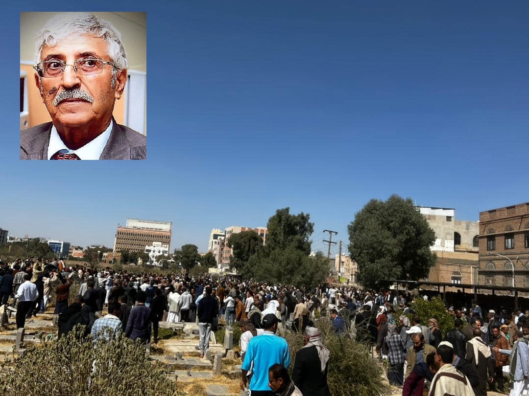 شاهد بالفيديو.. الآلاف يشيعون جثمان شاعر اليمن وأديبها الدكتور عبدالعزيز المقالح