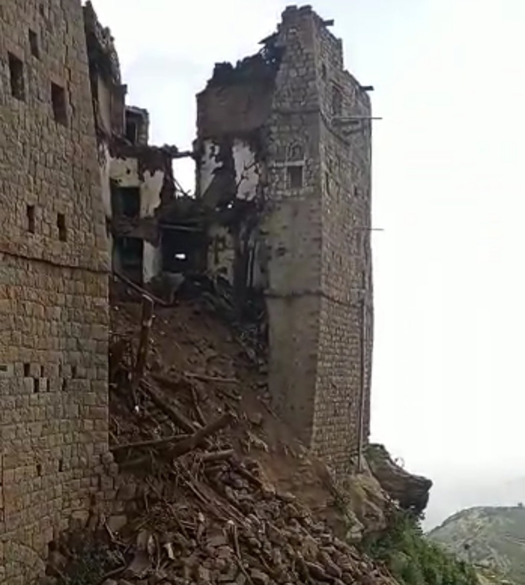 وفاة امرأة إثر إنهيار منزل شمال غرب صنعاء - (فيديو)