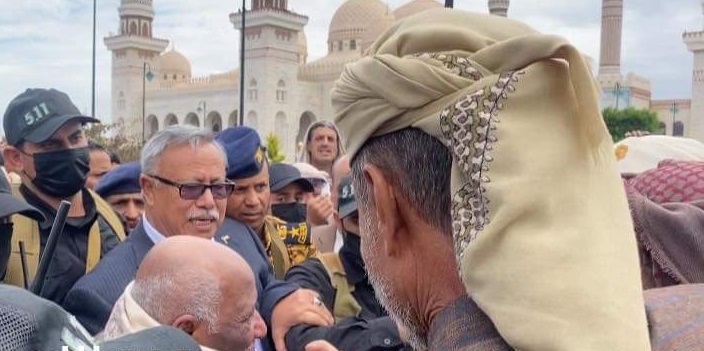 وفد قبلي يغادر صنعاء حاملا اللواء فيصل رجب بعد اعتقال لدى ميليشيا الحوثي استمر 8 أعوام - (فيديو)
