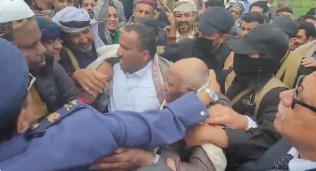 شاهد- أول فيديو يظهر لحظة تسلم وفد وساطة قبلي اللواء فيصل رجب 