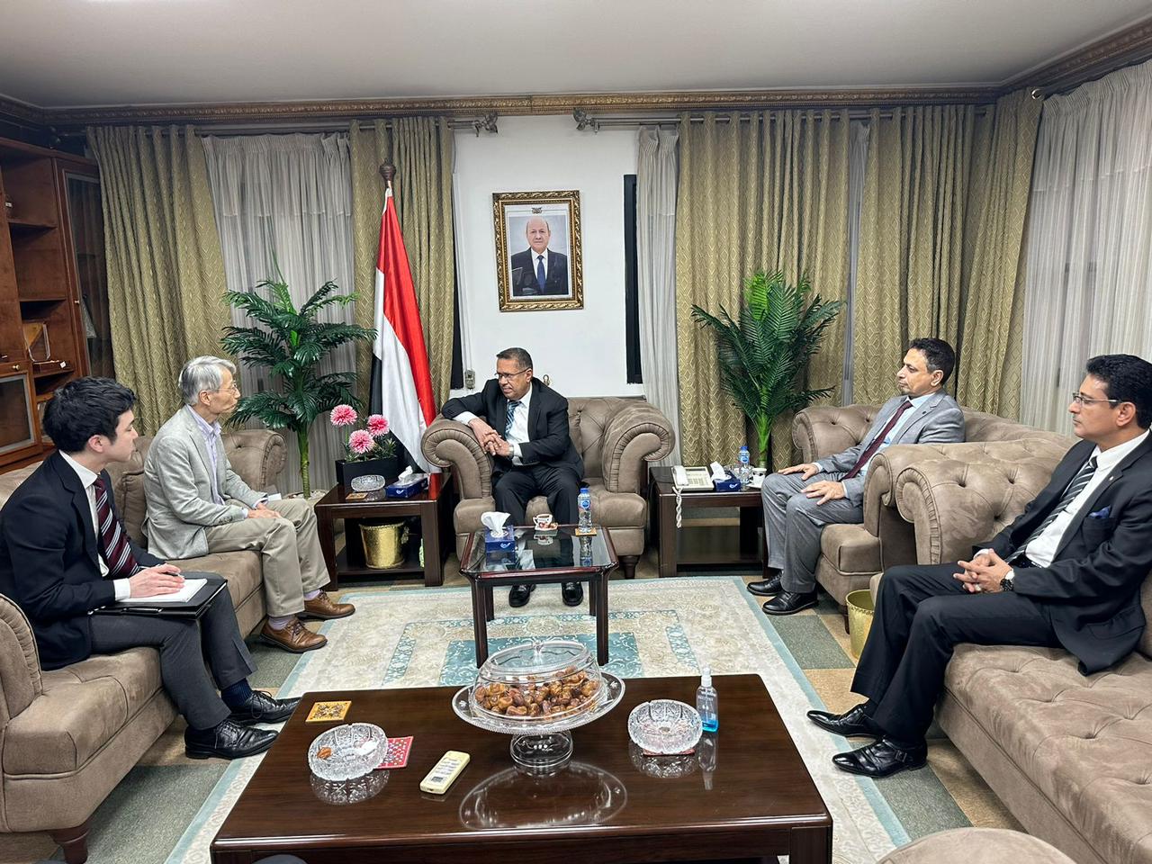 بن دغر يؤكد ضرورة رفع الحصار عن تعز واطلاق سراح كافة الأسرى والمعتقلين
