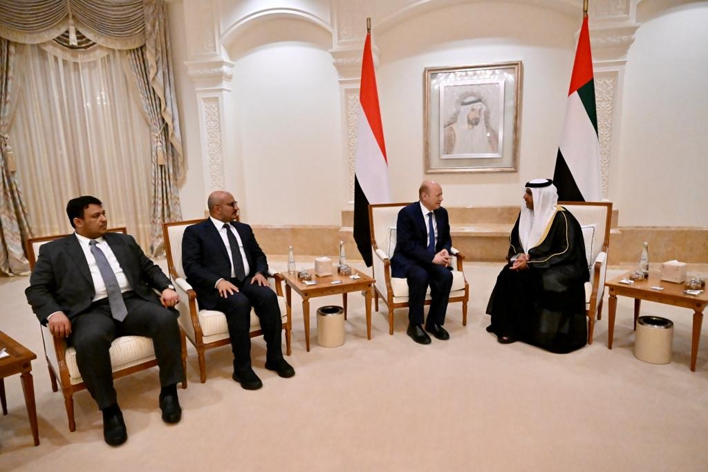 العليمي في الامارات لبحث الاعتداءات الحوثية على المنشآت النفطية