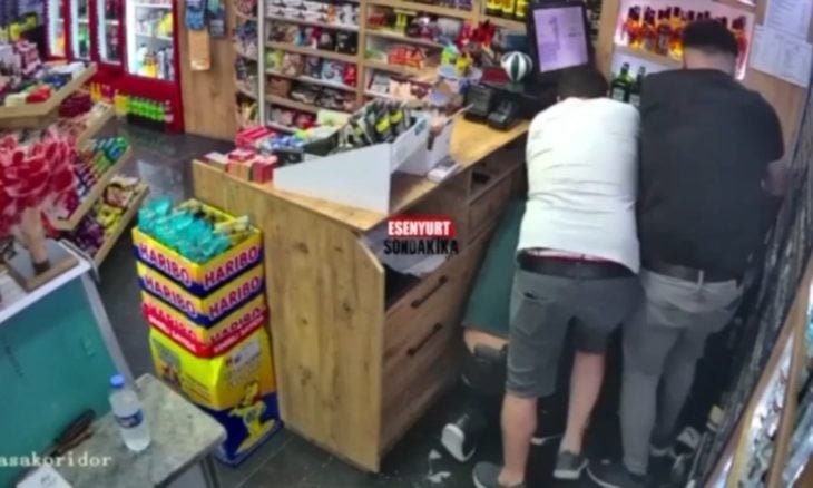 شاهد بالفيديو.. أتراك يقتحمون بقالة في اسطنبول ويقتلون شابين سوريين