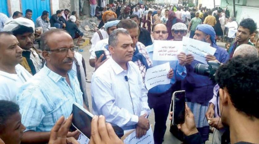 مسؤولون حكوميون يكشف السبب وراء ايقاف الحكومة اليمنية مرتبات الاعلاميين النازحين